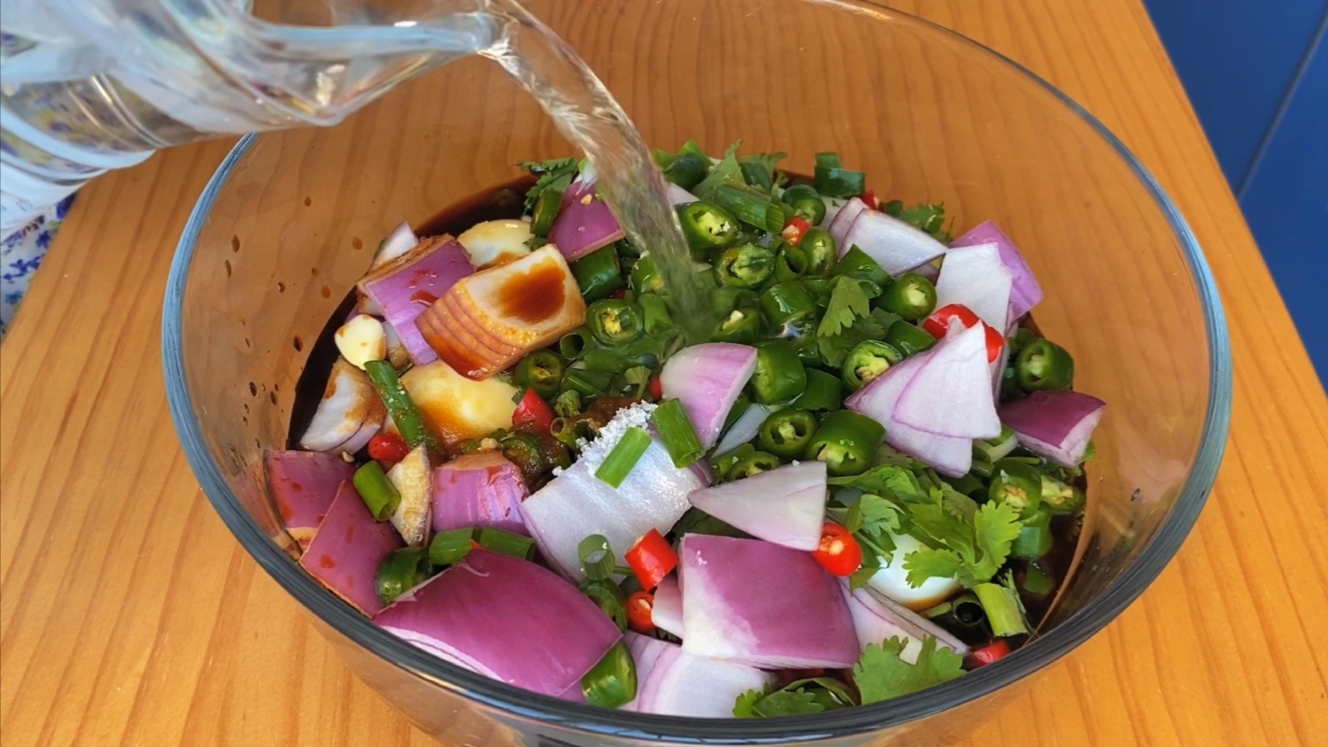 煮鸡蛋时，别直接下锅煮，老保姆教我一招，鸡蛋不会裂，特好剥皮