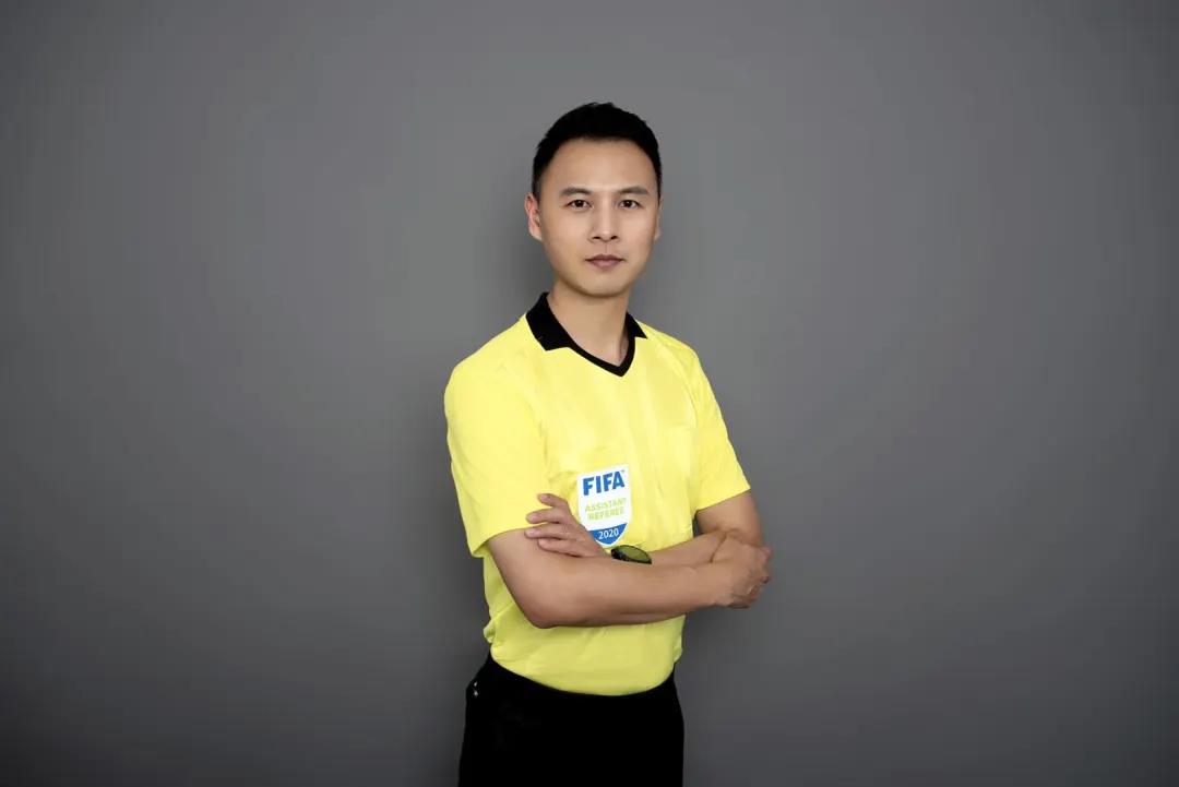他是山东省现役唯一国际级裁判员，任职大学，受中国足协重点培养