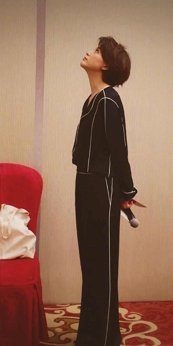 董卿格子衫穿搭,董卿优雅简约知性穿搭图片