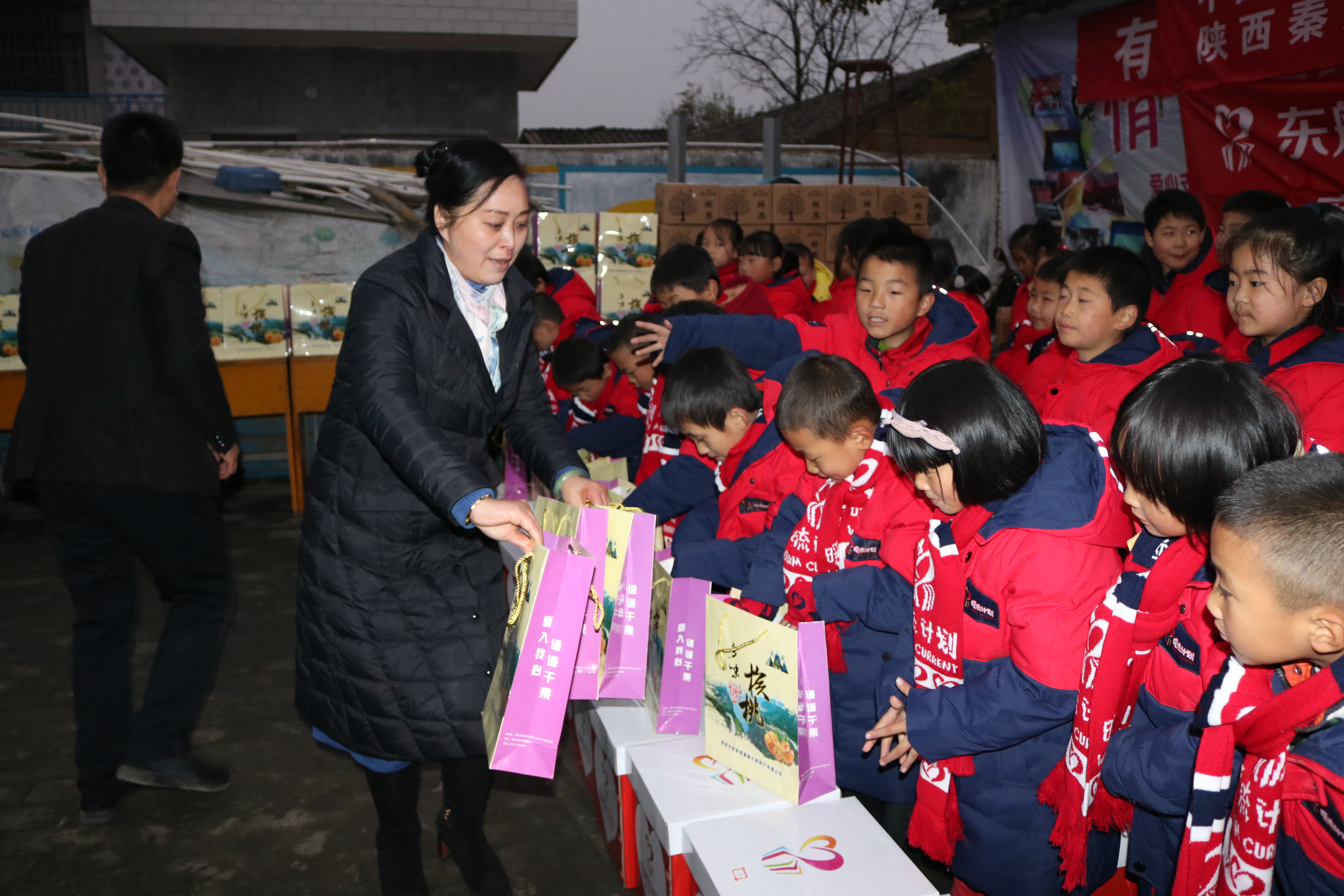 临渭区桥南镇谦顺公司春节前为贫困户发放一万张“爱心券”