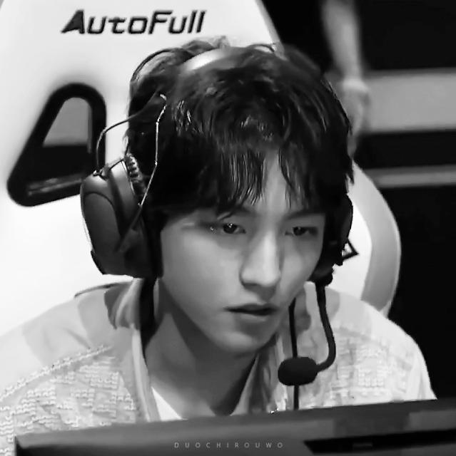 鹿晗王俊凯颜值巅峰,鹿晗王俊凯都快被逼疯了