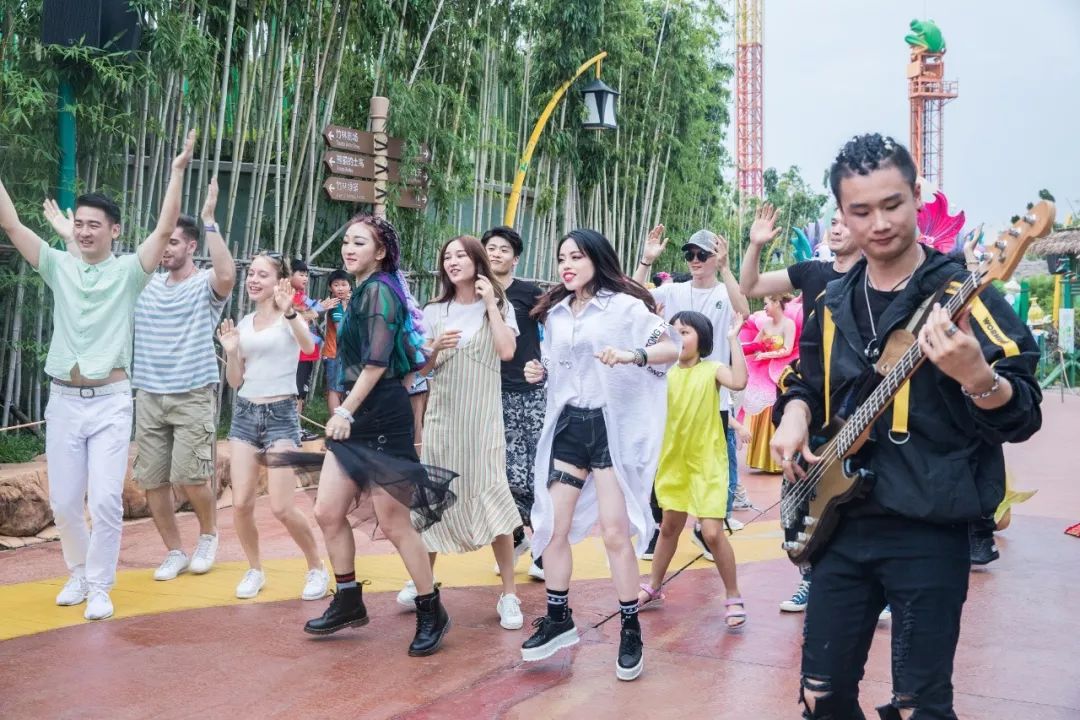 为了集五福，我用女朋友的口红写了个“福”字