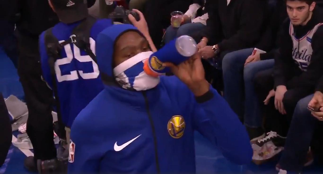 蠢萌!杜兰特忘记脸上毛巾蒙面喝水被球迷看到不好意思低头溜走