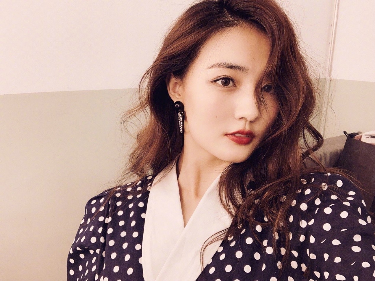 脸上有许多有痣的女生代表什么,脸上有痣的女孩子是不是不好看