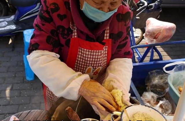 摆摊卖男女老少都爱吃的特点小吃,摆摊卖自制手工小吃