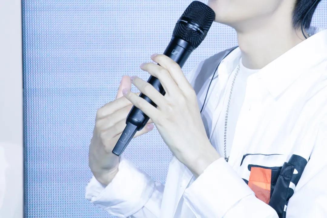 从全网黑到全网催婚,从全网黑到万人捧的歌手