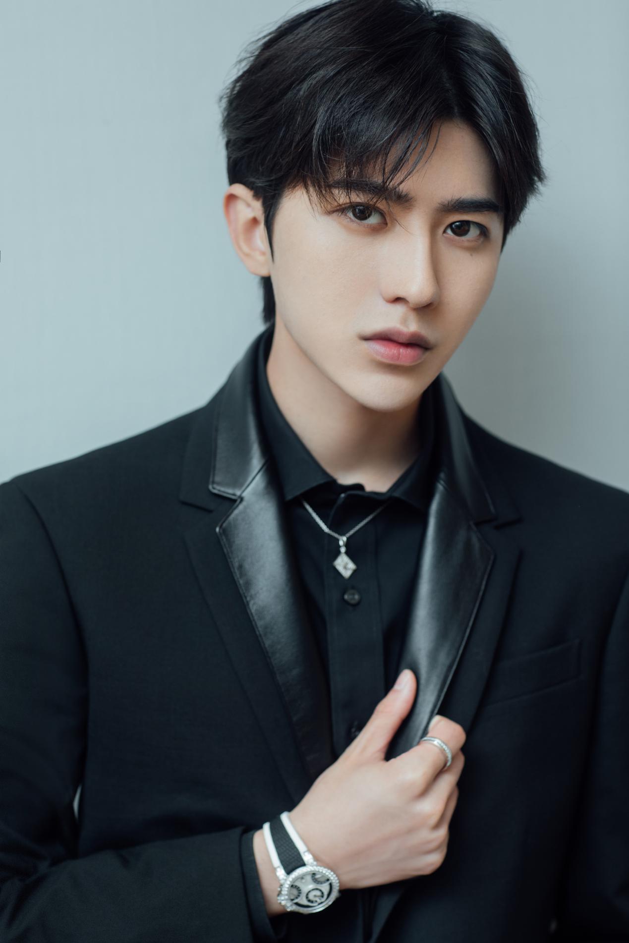 蔡徐坤为何对自己篮球那么自信,篮球帅哥蔡徐坤颜值