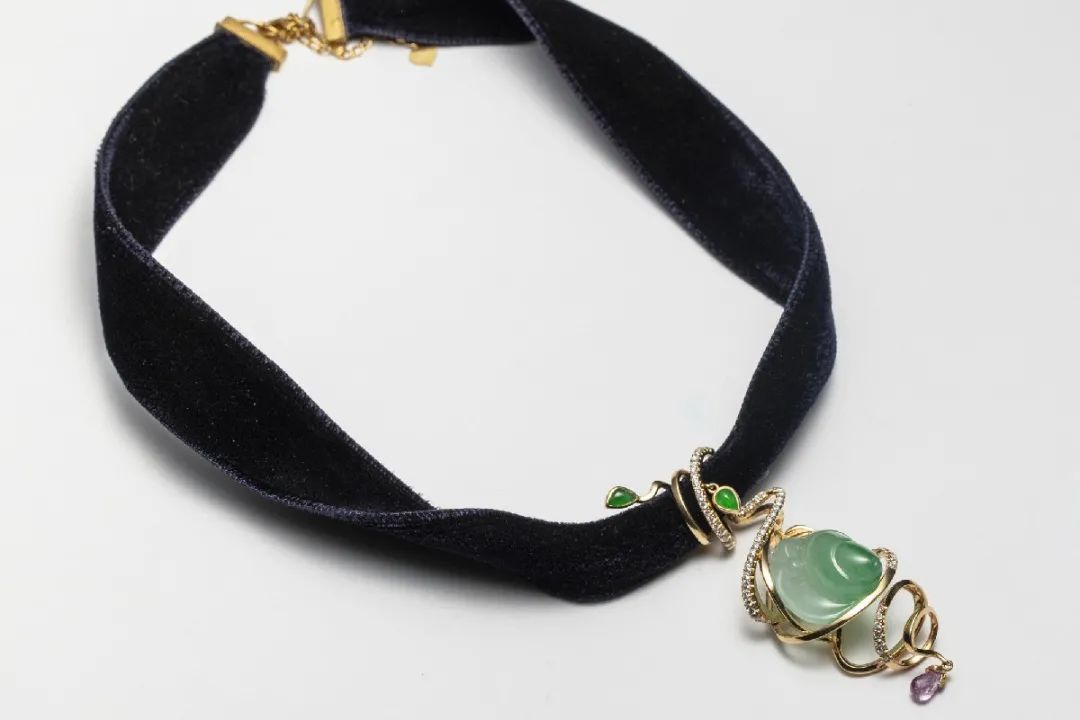 她设计的珠宝如画似景承包了你对美的所有渴求与遐想