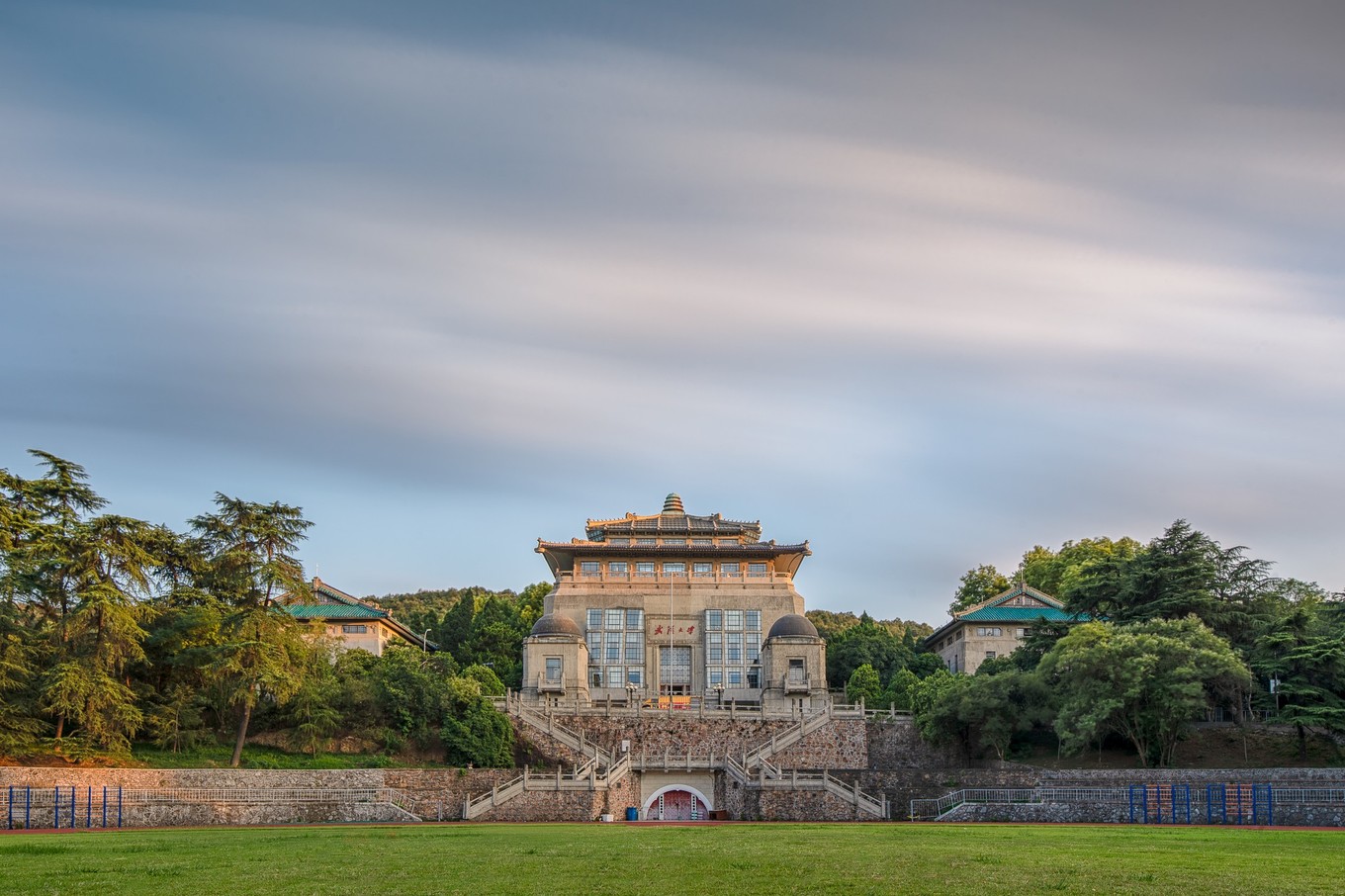 武汉开学震撼画面,夏季的武汉大学风景