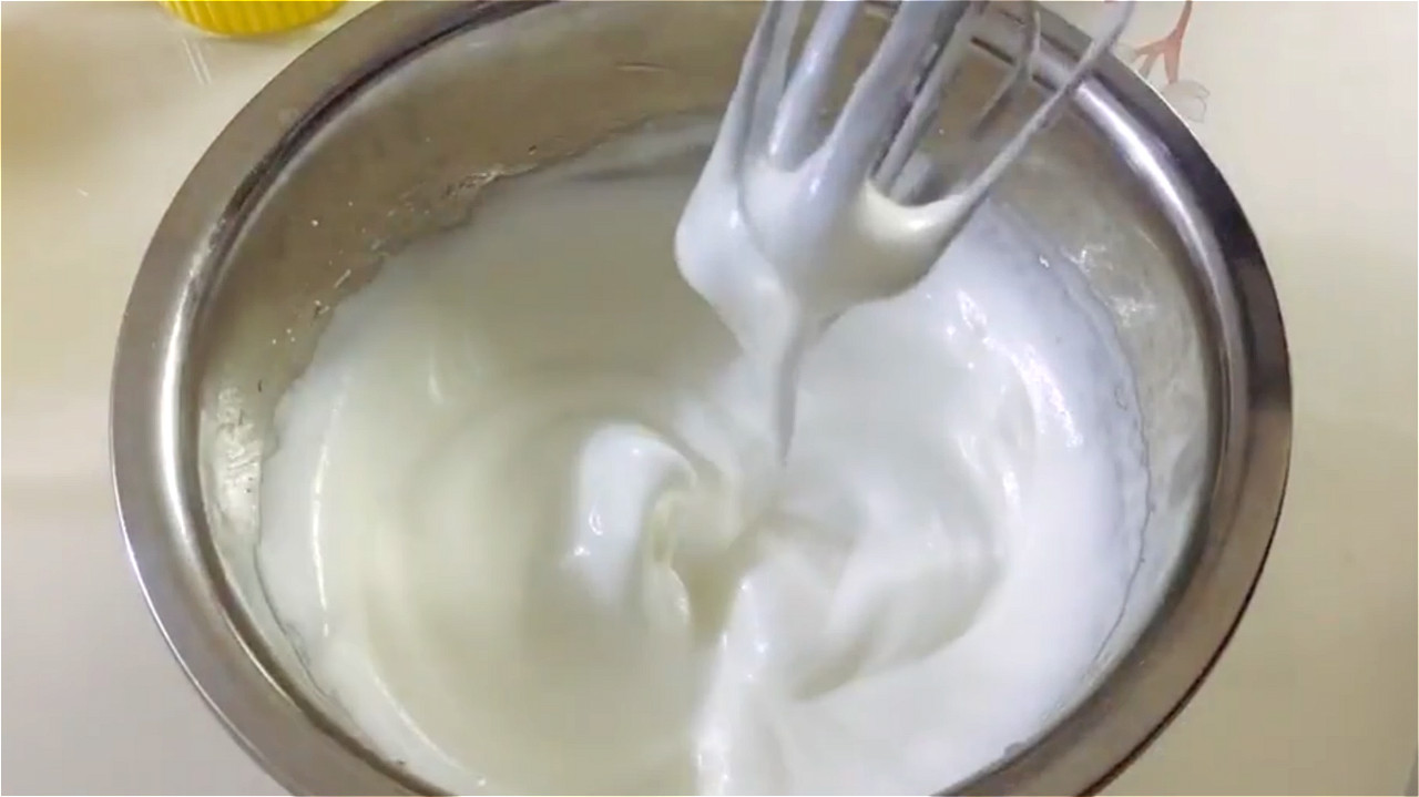 没有面粉能用玉米淀粉来做蛋糕吗,不用玉米粉和其他东西做云朵蛋糕