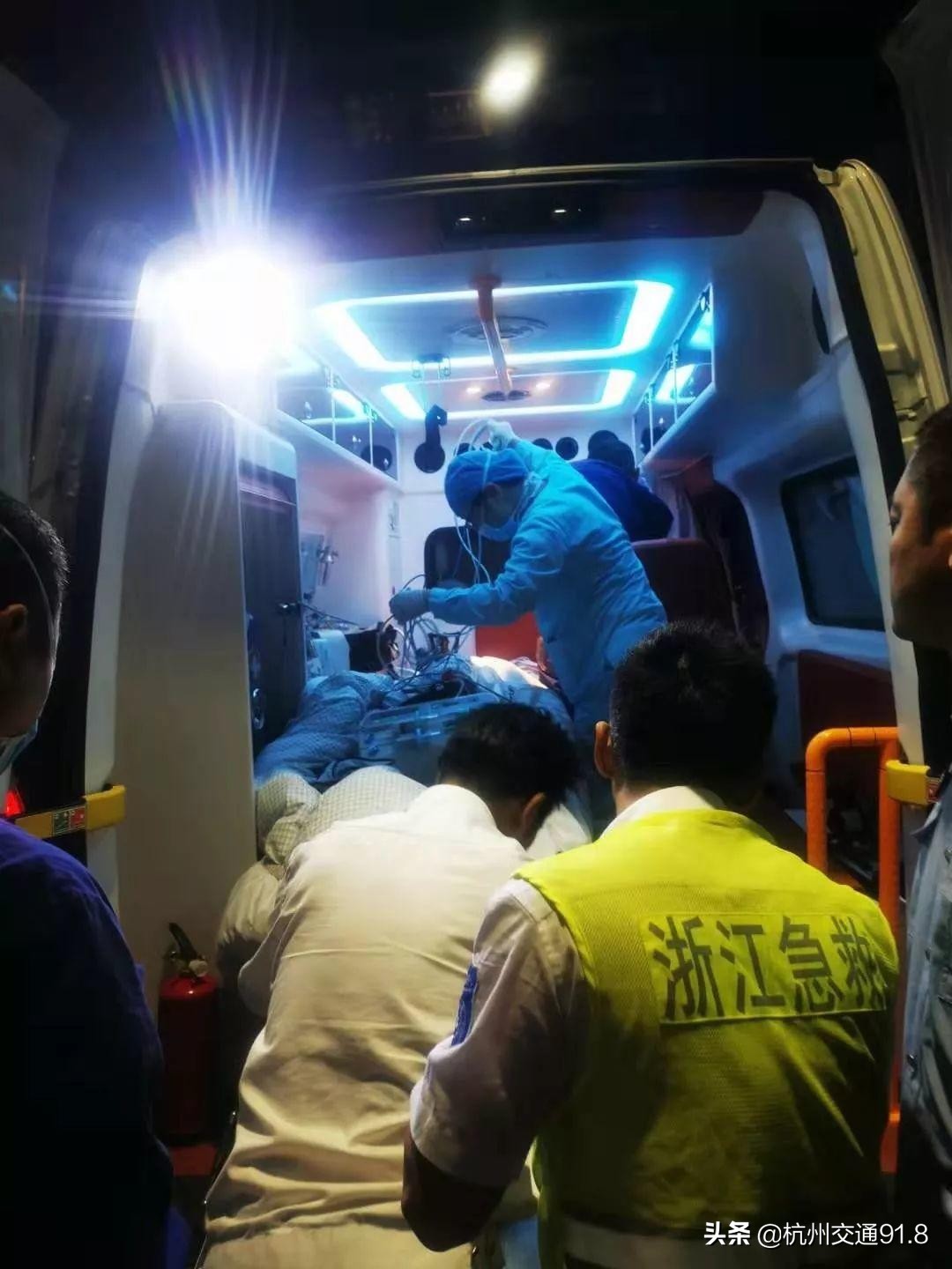 为掩护群众浙江两名警察中弹牺牲,浙江两警察中弹牺牲全部视频