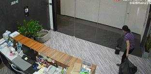 视频拍下电瓶车爆燃全过程,电动车充电2分钟爆燃10余次