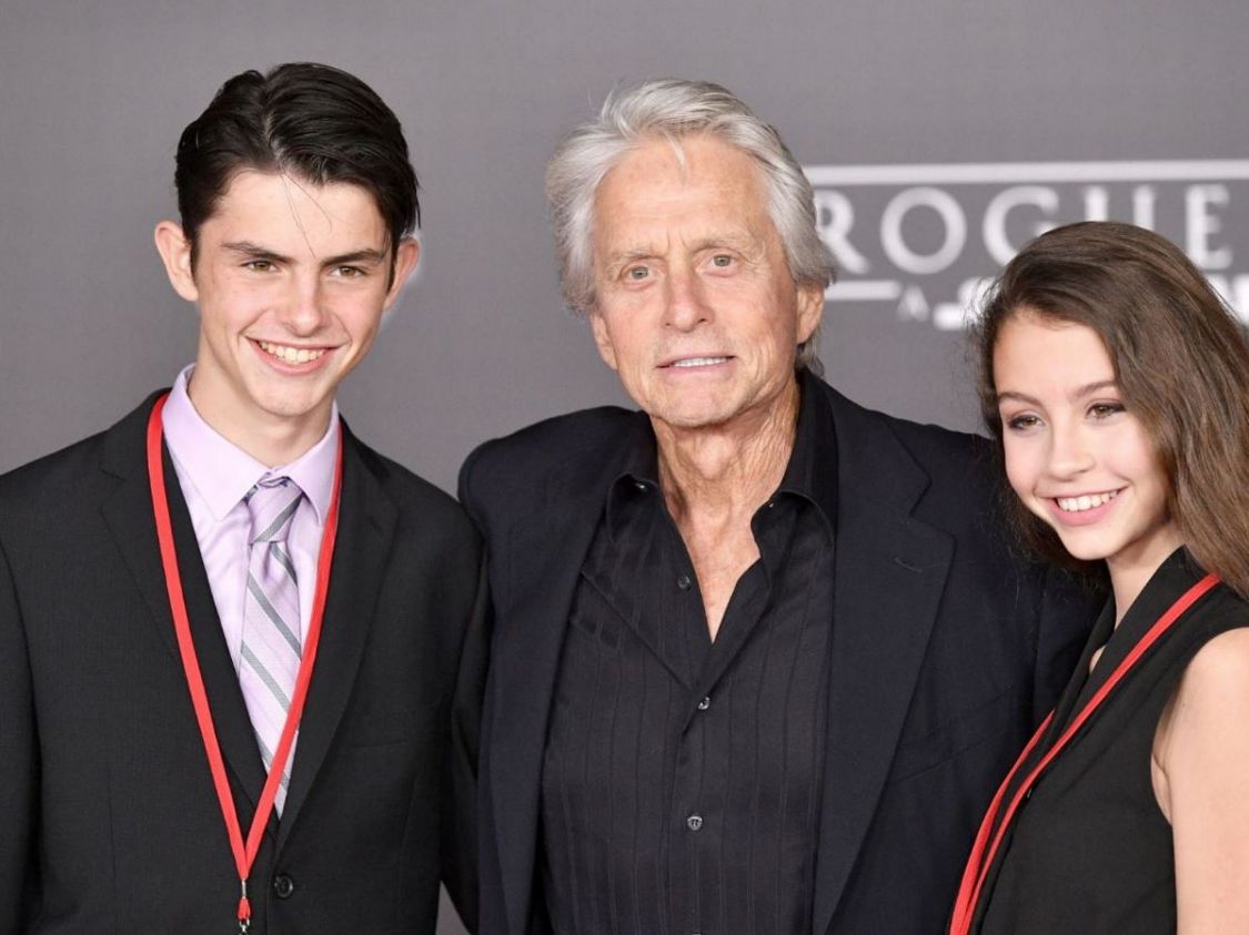 泽塔琼斯献吻庆祝20周年，76岁道格拉斯满头白发，闭眼享用