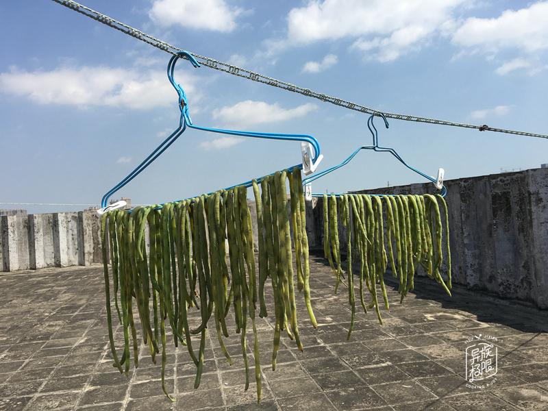 晒豆角干生着晒还是煮熟,干豆角的晒制方法不生虫湖南