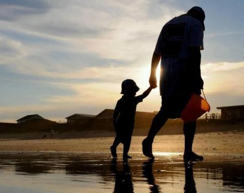 15岁女孩被父母宠成巨婴,女子被父母宠成巨婴