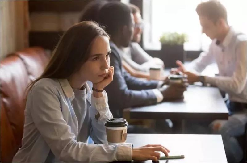 你身上的符号，代表了你是什么圈层的人，你的圈子也在嫌你穷