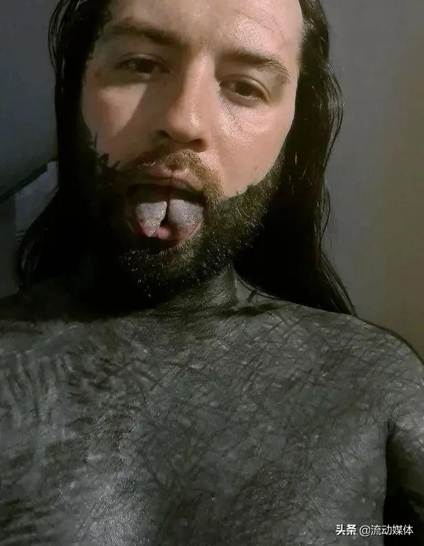 喜剧演员扮“超人”用手拦汽车，表演失败撞到踉跄丨趣观世界