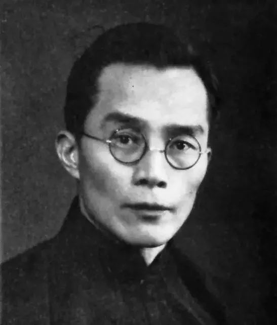 仅8年时间，他就带着这所“破烂学校”攀上了中国高校的珠峰