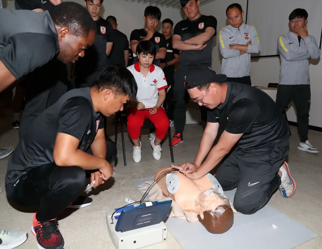 长春亚泰未雨绸缪策划急救培训提高教练、队医球场应急救护技能