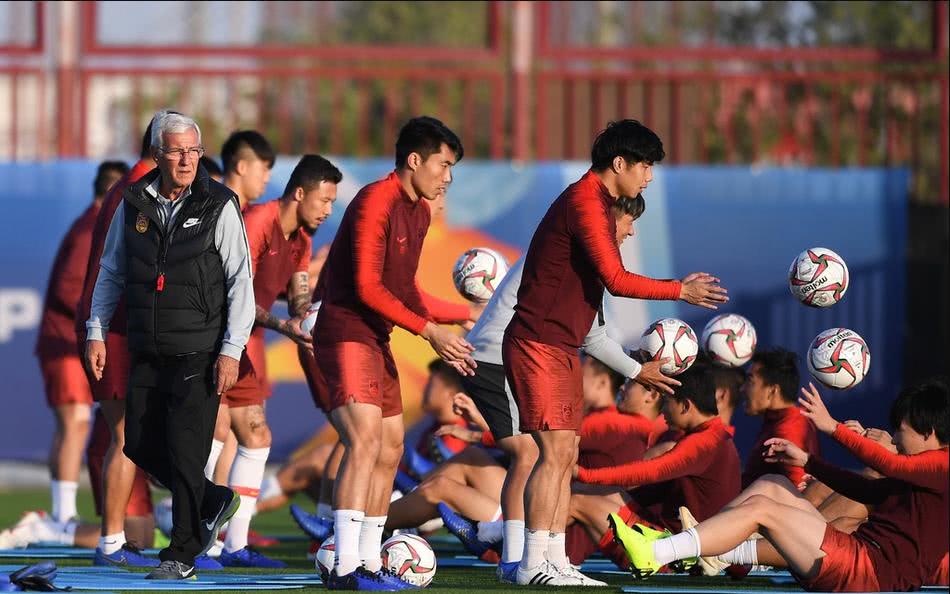 心疼！银狐为中国足球急白胡子，国足将士为老帅的最后一战拼了吧