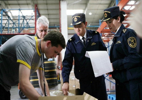 J1访问学者回国，如何安全托运行李？海关锁你了解吗？