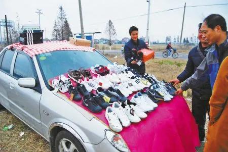 五菱荣光新卡双排地摊车,目前五菱荣光最便宜的车型