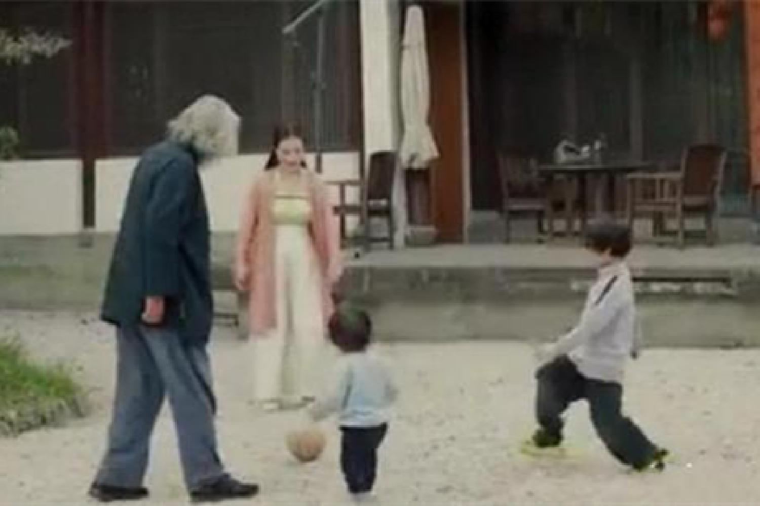 69岁张纪中陪娇妻踢球体力不支,张纪中73岁再当爹