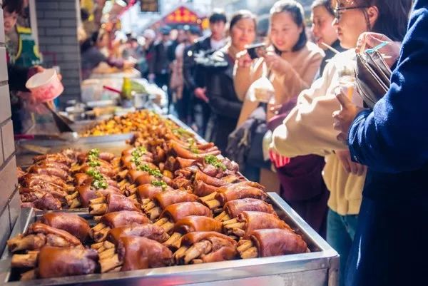 这几条美食街才是人气最旺的地方,最值得去的10条美食街