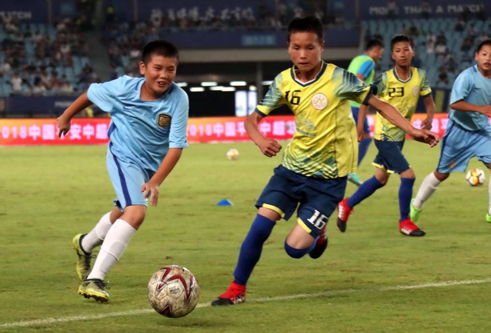 深足球员让山区的孩子感受足球的快乐