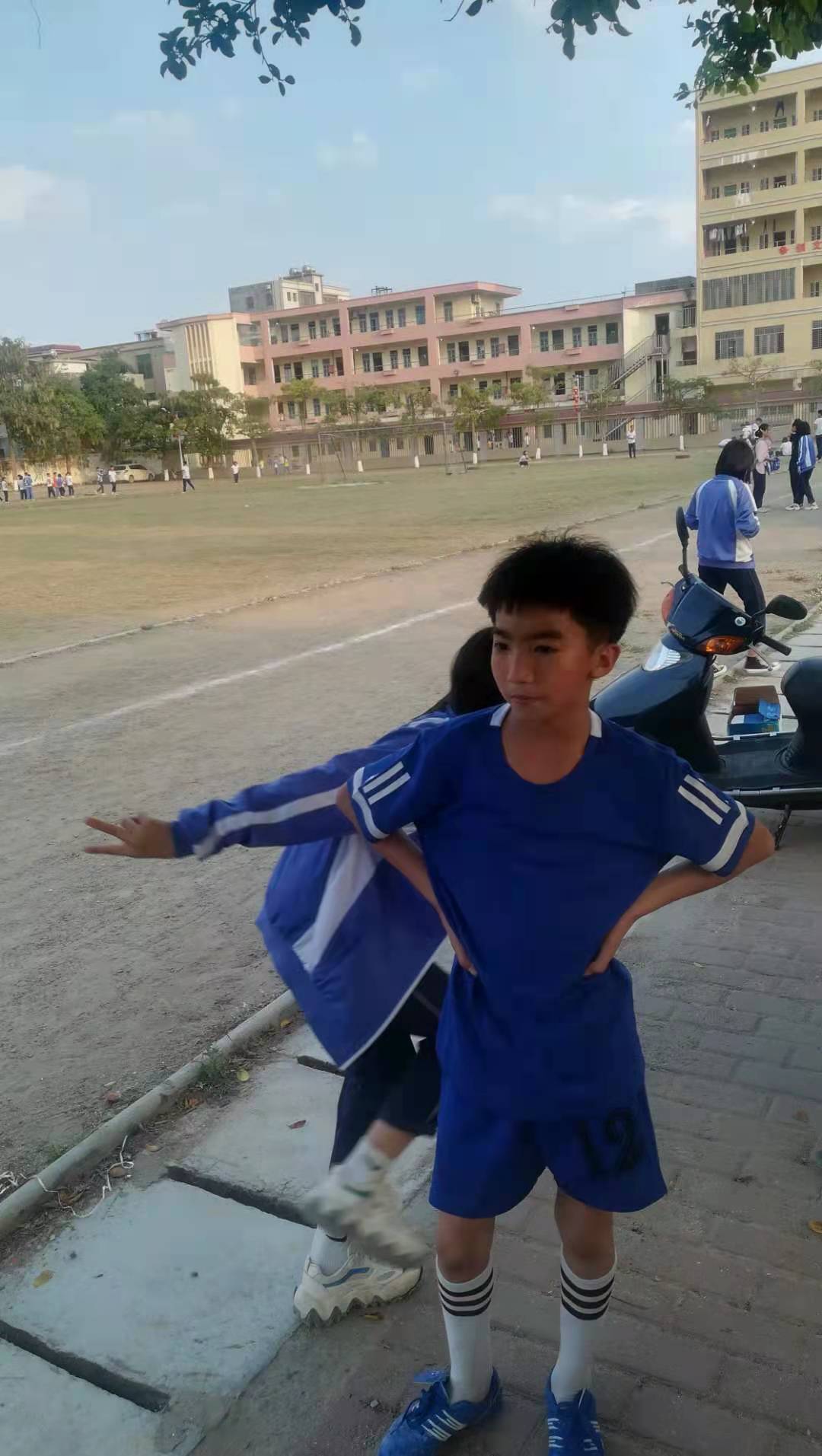 雷州企水足球赛七（6）班吴佳鹏两“进宫”3:2胜七（4）班