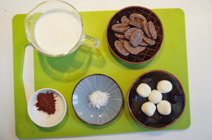 天冷了来一杯暖心热饮,天冷了给自己来杯奶茶