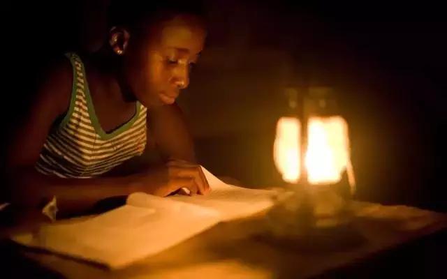 世界第一盏led灯,不用电就能亮的led灯泡