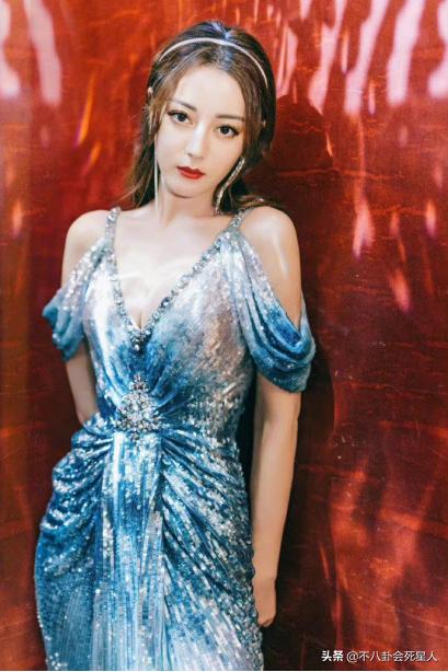 迪丽热巴靠颜值撑起来的造型,迪丽热巴刚出道与现在的对比照