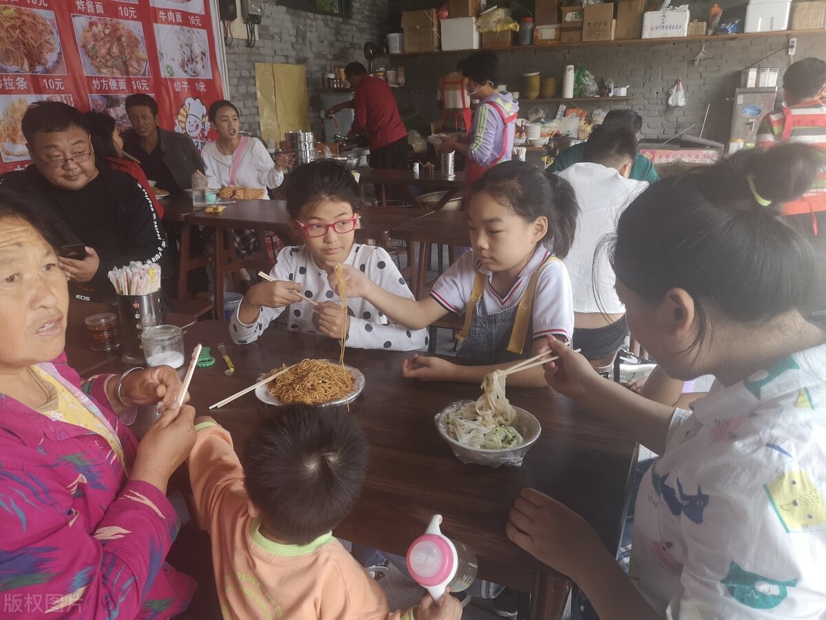 一个陕西男的在美国开面皮店,陕西小伙开米皮店