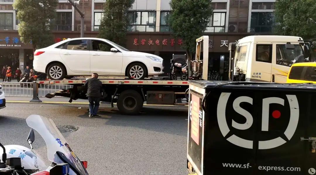 南充一辆客车被撞翻,南充一私家车被撞