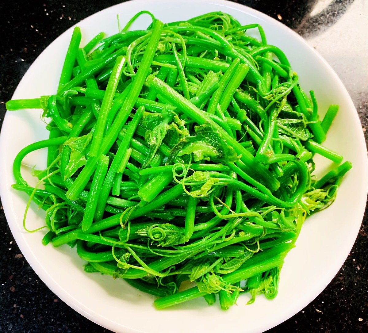 谷雨前，遇见这“瓜苗”多买点，5块钱买一大捆，爽口又下饭