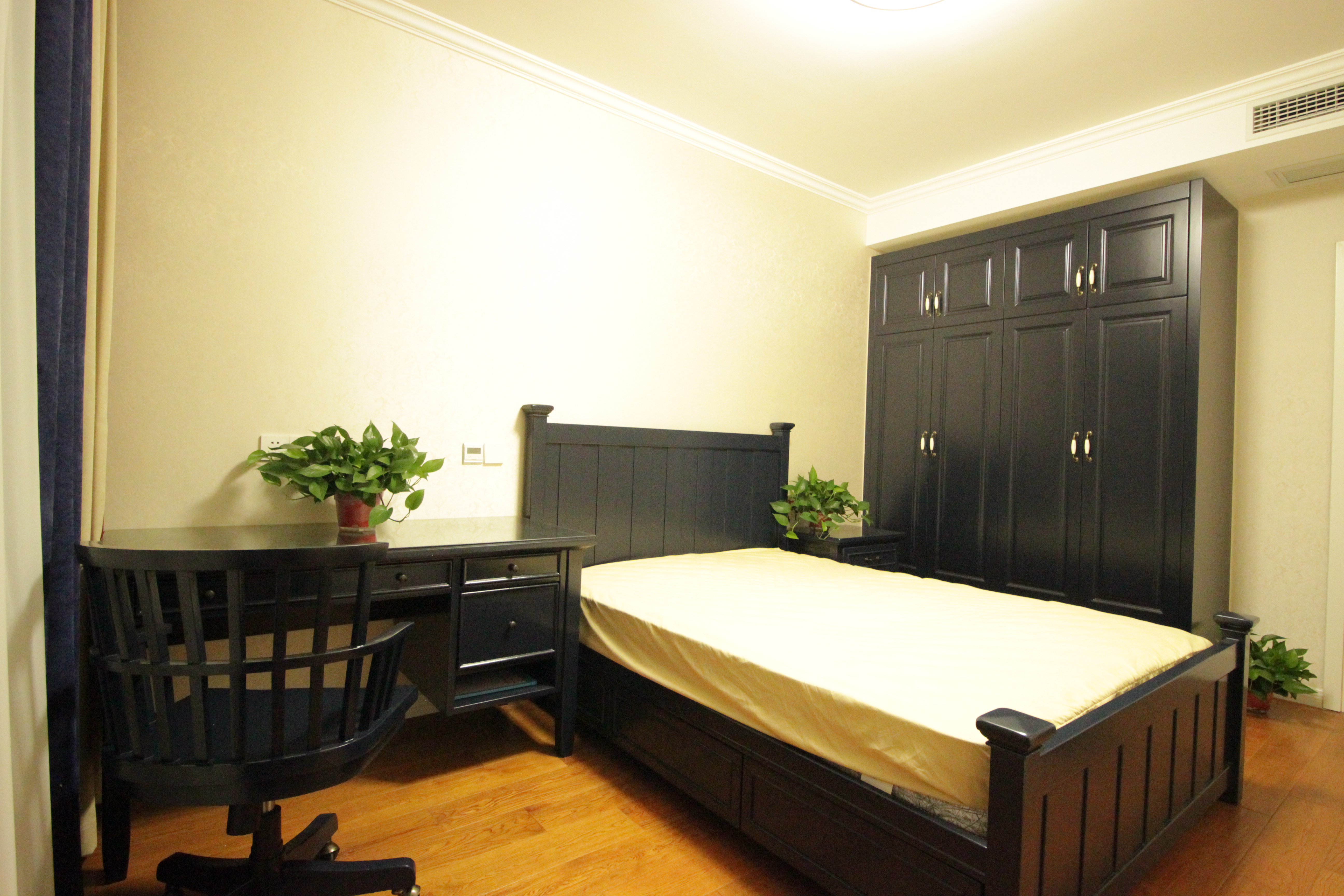 省钱又实用简易衣柜,铝框架衣柜柜门省钱