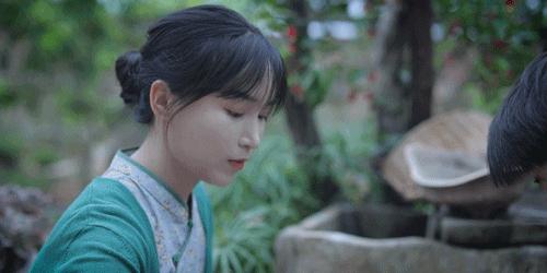 用废弃木床做书架,多功能流觞曲水桌