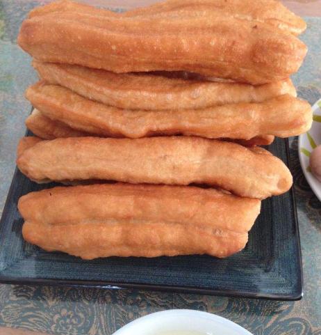 炸油条原来这么简单吃一根就上瘾,香酥不用一滴水和面的小油条做法