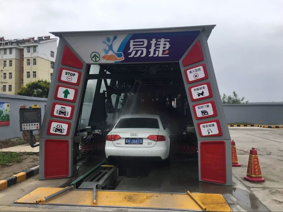 本想加个油，一不小心还蹭了个网红洗车