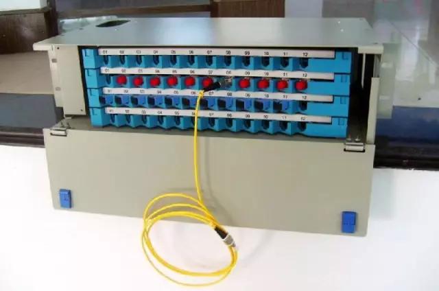 光纤终端盒法兰熔接,光纤终端盒和odf架的区别