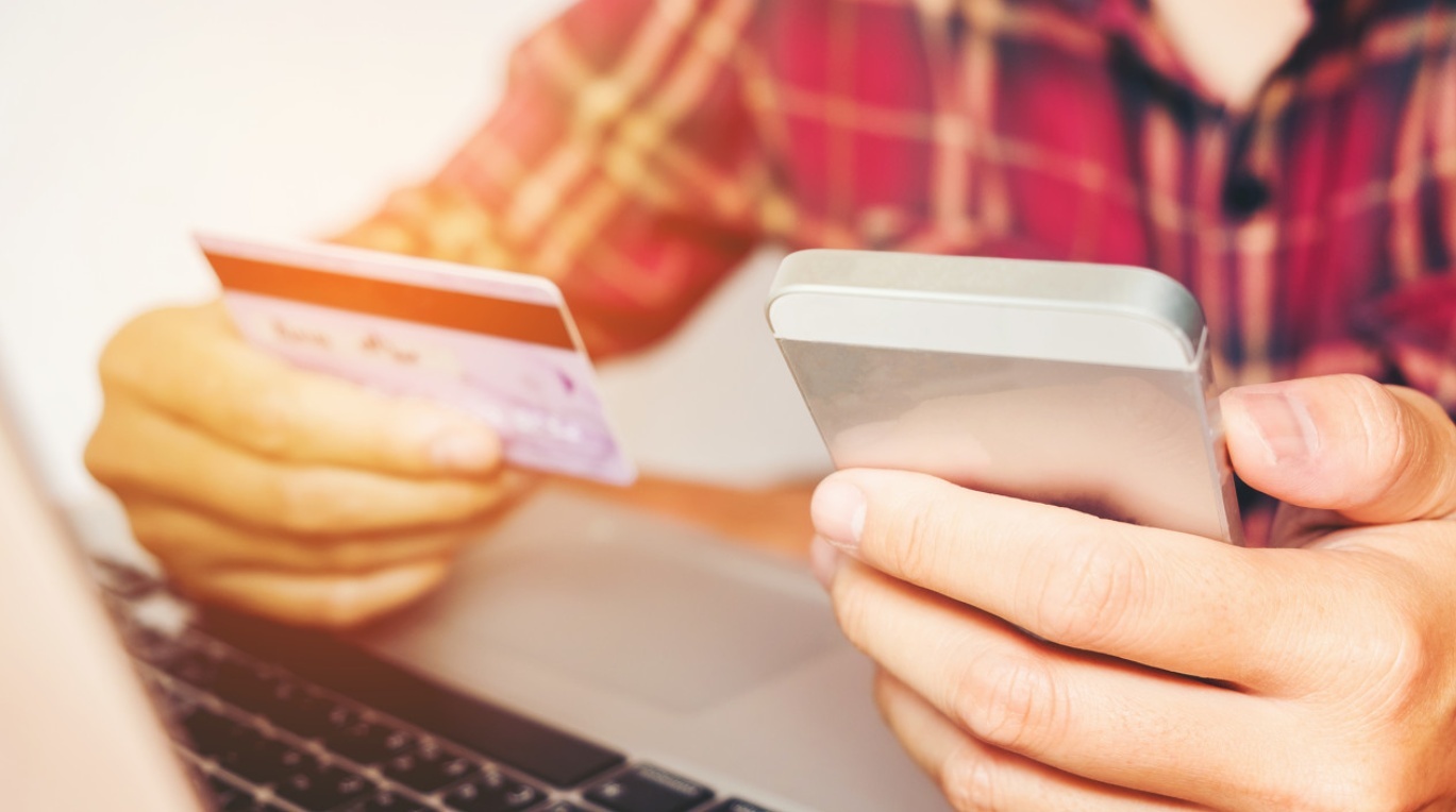 买个小花、刷个游艇，换来一句“谢谢你”，他究竟图个啥？