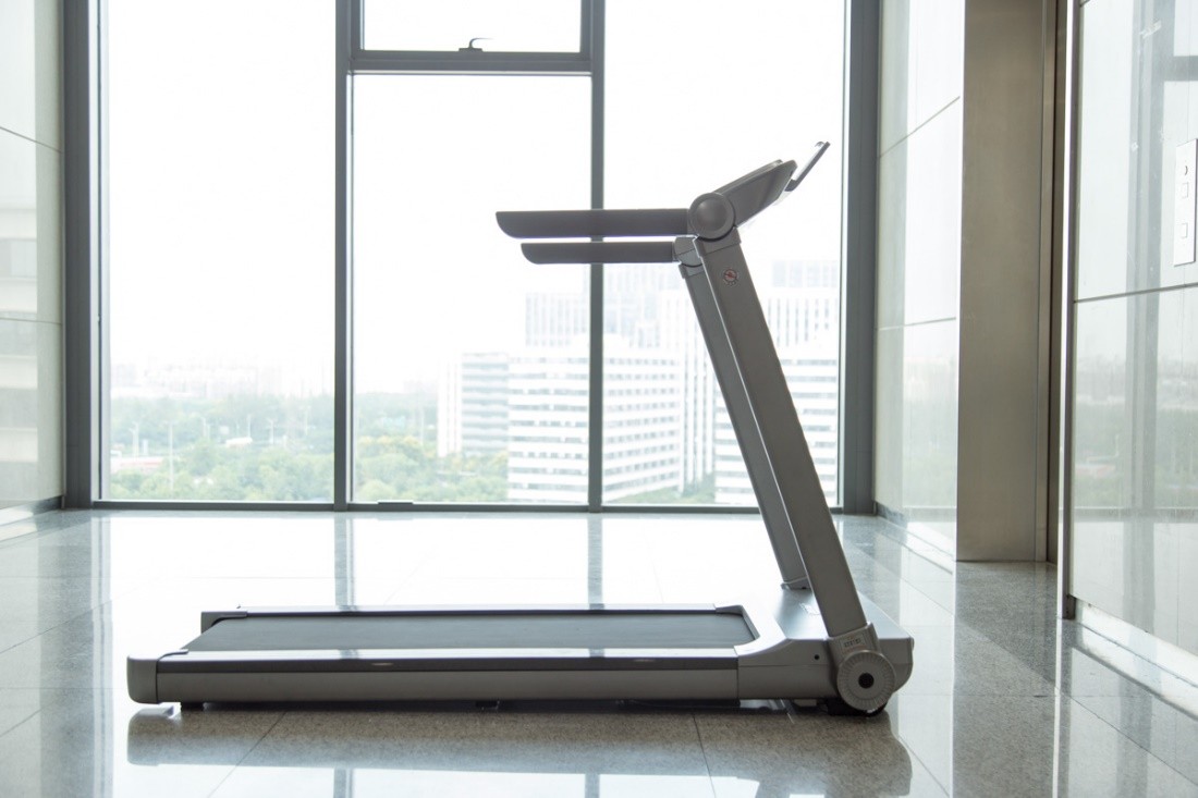 宅家跑步拒绝秋膘，光荣亲选磁悬浮减震跑步机深度体验