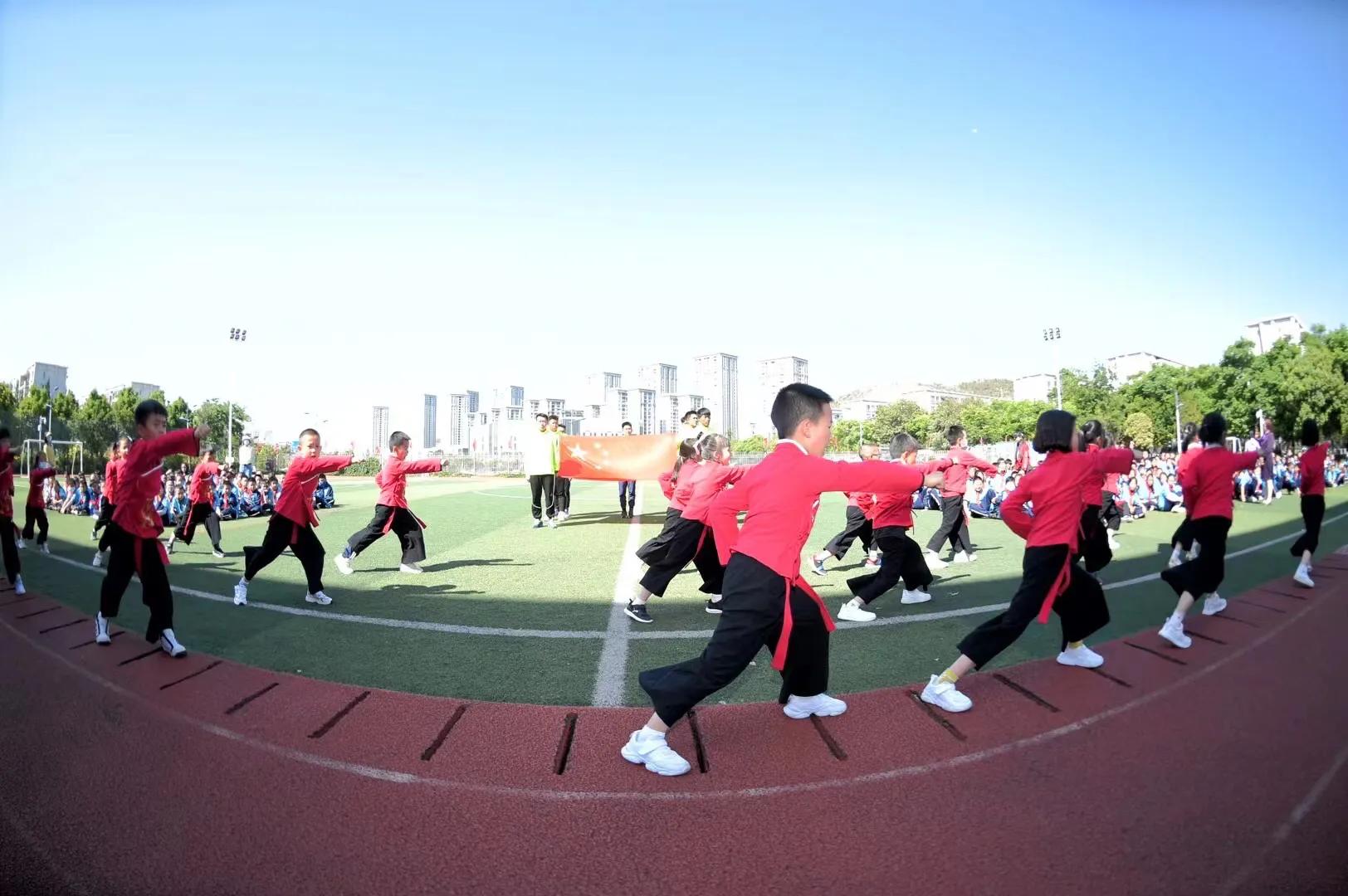 第七届“中华杯”校园足球联赛开幕足球小将绿茵展风采