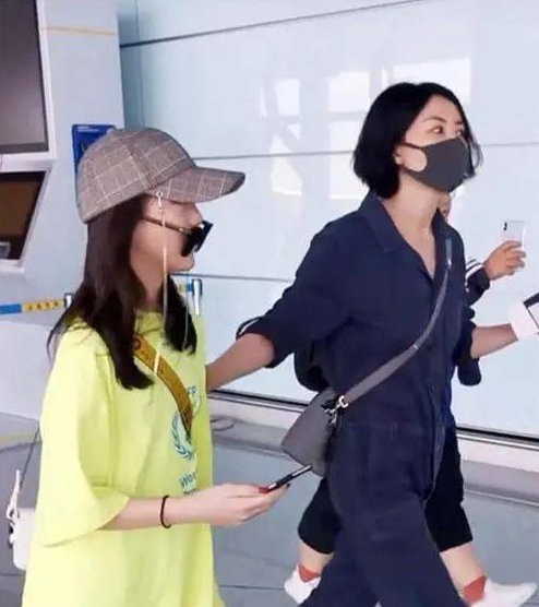 李嫣穿着一身黑色休闲装,李嫣染的黑发
