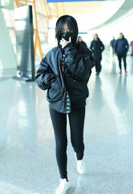 谭松韵针织衫配短裙少女感十足,谭松韵全黑造型