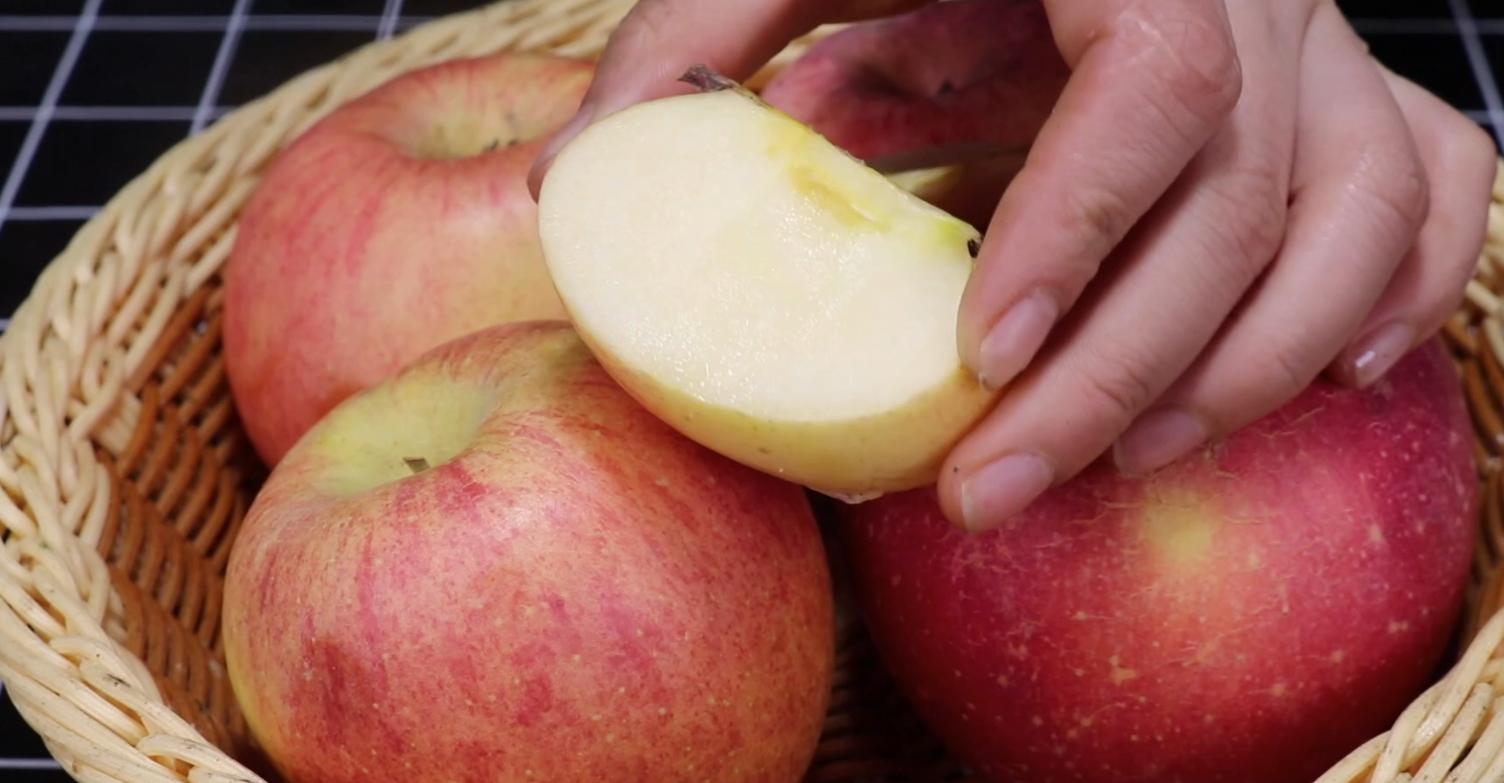 吃多久苹果对身体才有帮助,爱吃苹果的注意了这2个时间别吃