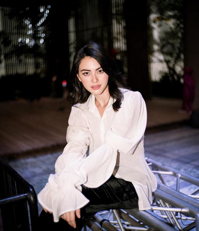 连续入围全球最美面孔的泰国影后，将毛皮大衣配匡威鞋，格外时髦