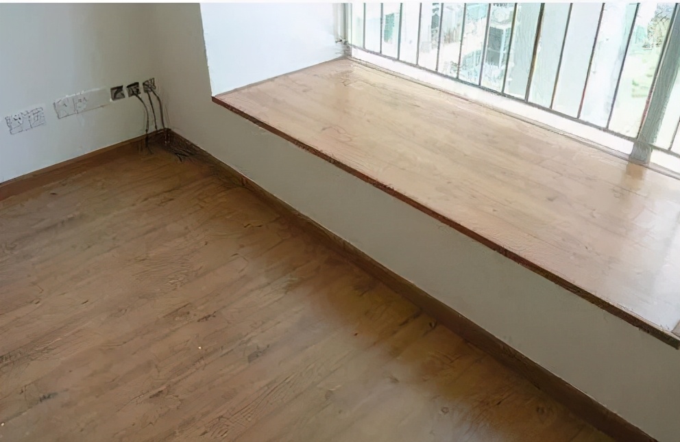 老公留了很多心眼,木地板铺在飘窗上