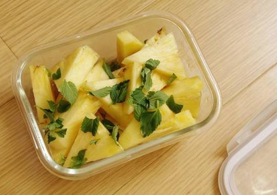 用盐泡菠萝会让菠萝更甜吗,用盐水泡菠萝真的会让菠萝变甜吗